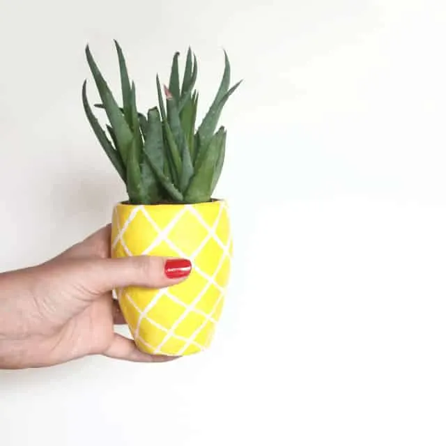 Grab your air dry clay and check out these 10 project ideas and tutorials with air dry clay