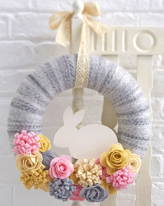 diy spring wreath felt flowers and yarn wreath