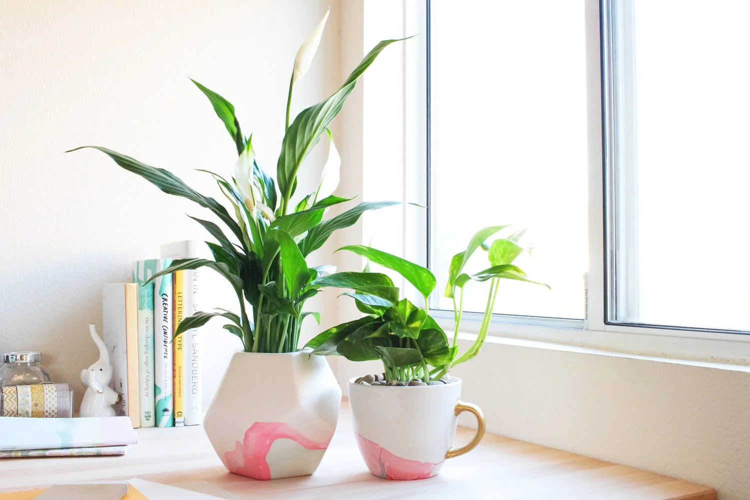 Handmade gifts for Mom. Love this DIY marbled mug planter! Easier than you might think to make yourself.