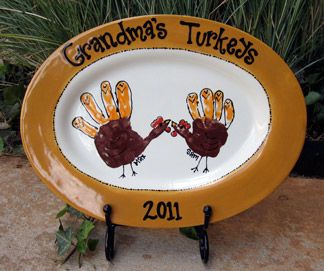 Get your little turkeys together to make this sweet hand turkey platter for Grandma this year! Be sure to check out all of the Fall handprint crafts.