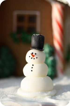 Fondant is a simple way to add amazing details to your gingerbread house. Click over to see more tips and tricks for simple ways to make an amazing gingerbread house.