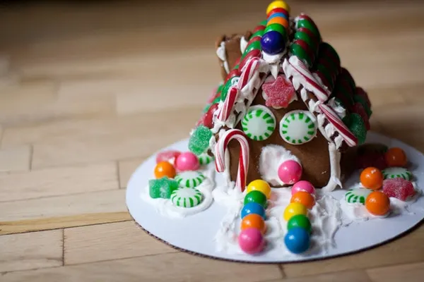 Use the mini gingerbread house template here to make a bunch of pint sized houses for little ones to decorate. If you're hosting a gingerbread house decorating party, this might be just what you need. #GingerbreadHouse #Party 