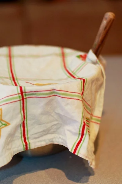 Learn the best tips and ideas for decorating gingerbread houses with your family