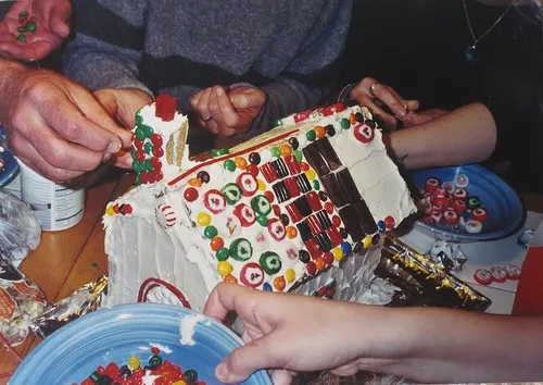 Large rectangle gingerbread house template. This is just right for making a gingerbread house that the whole family can decorate together. #HolidayTraditions #GingerbreadHouse #ChristmasActivities