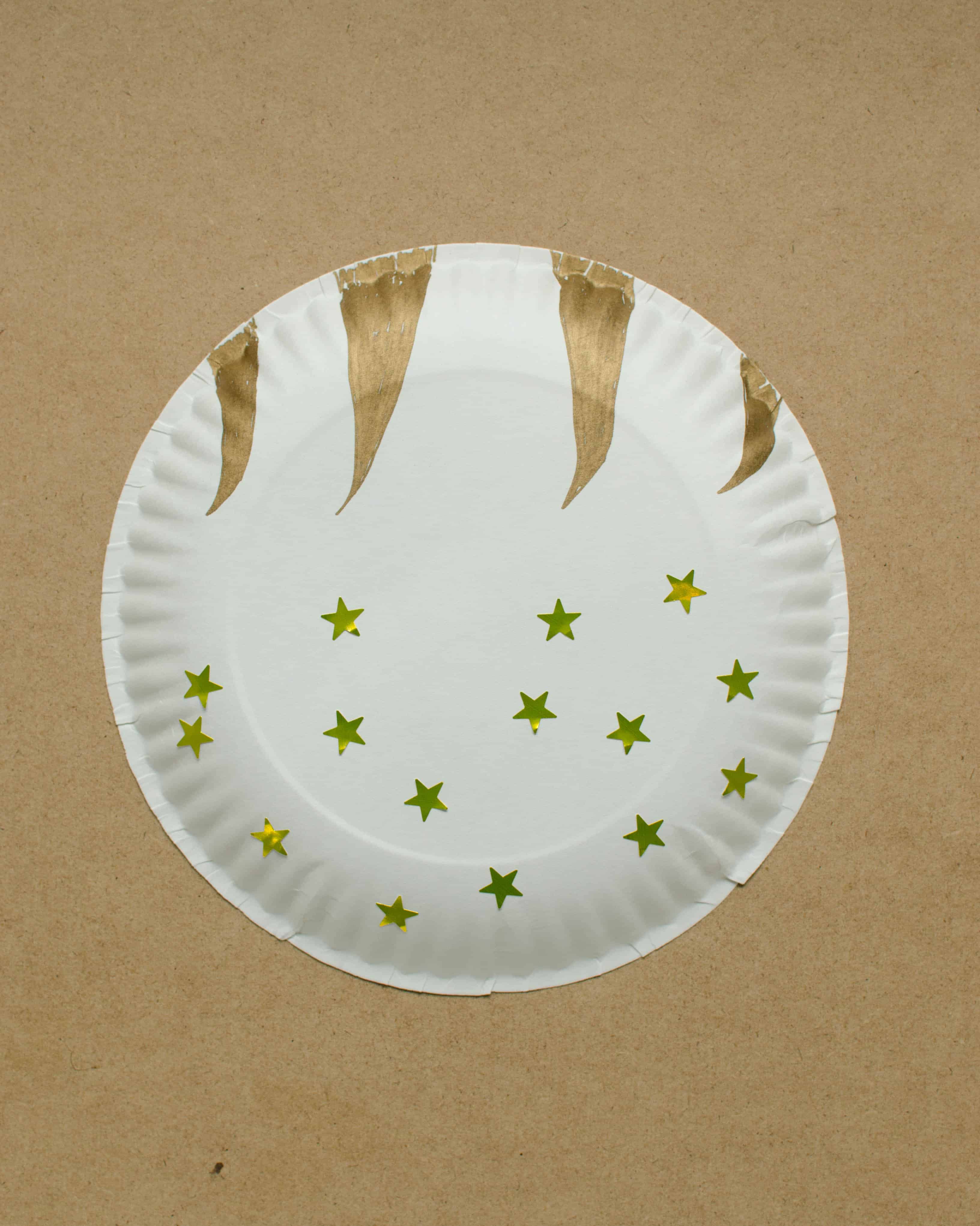 Paper plate Olympic torch craft (step 1).