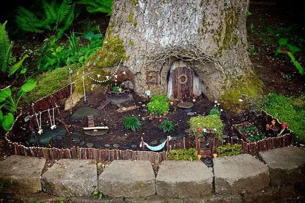 Turn your backyard trees into magical fairy gardens (via The Magic Onions)! This and more amazing backyard play ideas for kids. 