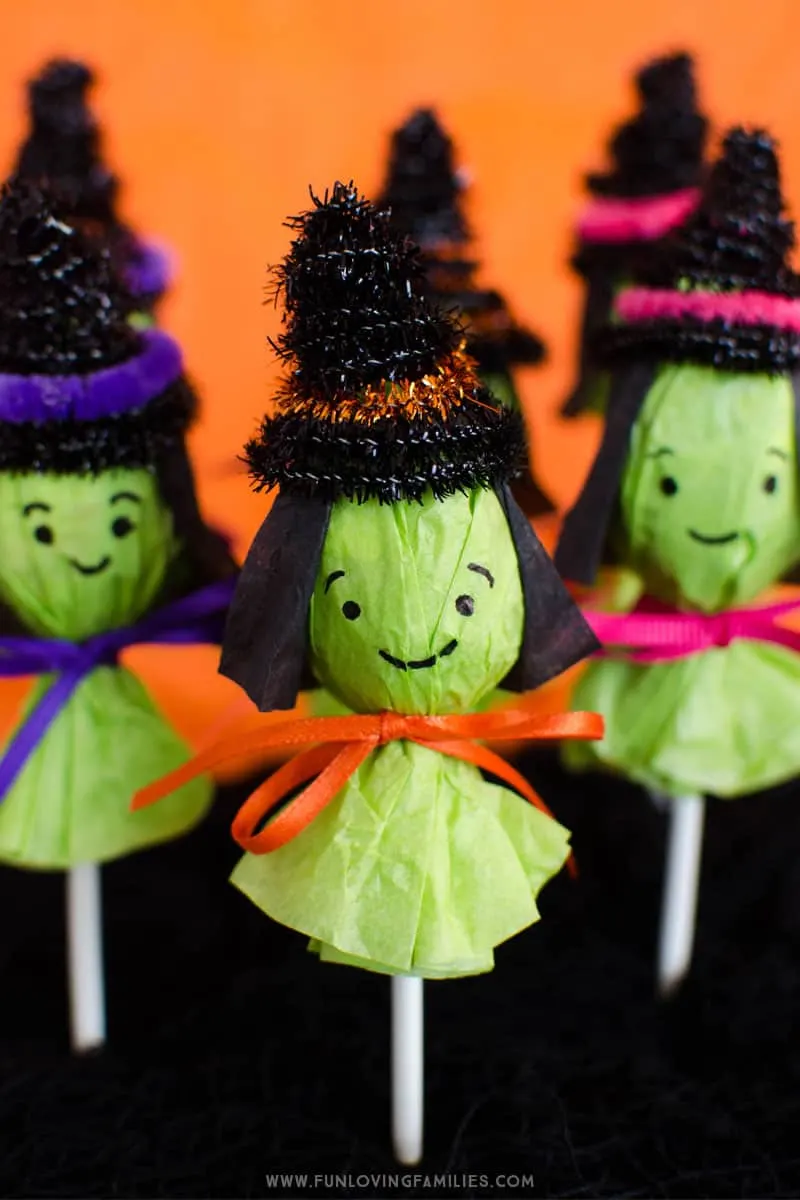 Cute Halloween classroom party idea: Make these adorable lollipop witches for your Halloween party favors. #halloween #halloweenparty #classroomparty #schoolparty #halloweenclassroomparty #halloweenpartyfavors #halloweenlollipops #halloweencraft