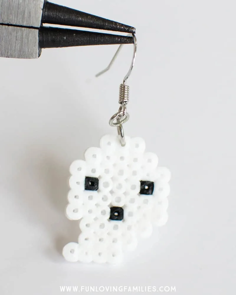 Make these easy perler bead earrings for Halloween! Perfect Halloween craft for teens and tweens. #halloween #tweencrafts #teencrafts #halloweencrafts