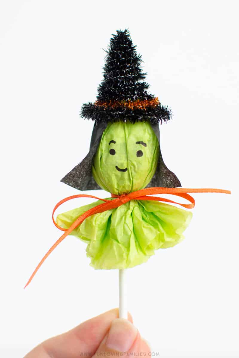 Cute DIY lollipop witch Halloween party favors. Click through for full tutorial. #halloween #halloweenpartyfavors #halloweenpartycraft #halloweenclassroomparty #witch #witchparty #halloweenparty #funlovingfamilies