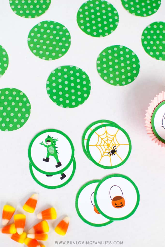 free printable memory matching game for Halloween. Download this super-cute Halloween game for kids! #halloween #halloweengames #halloweenprintables #memorygame #matchinggame #funlovingfamilies