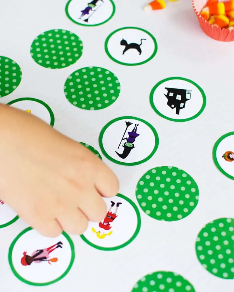 Easy DIY Halloween game for kids: Grab this free printable matching game with PDF download. #halloween #halloweengames #halloweenprintables #kidsactivities
