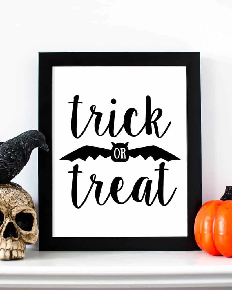 Free printable Halloween decorations: Grab this free set of Halloween art prints for your home. #halloweendecor #printabledecor #halloweenwallart #trickortreat #trickortreatsign #halloweensigns #funlovingfamilies