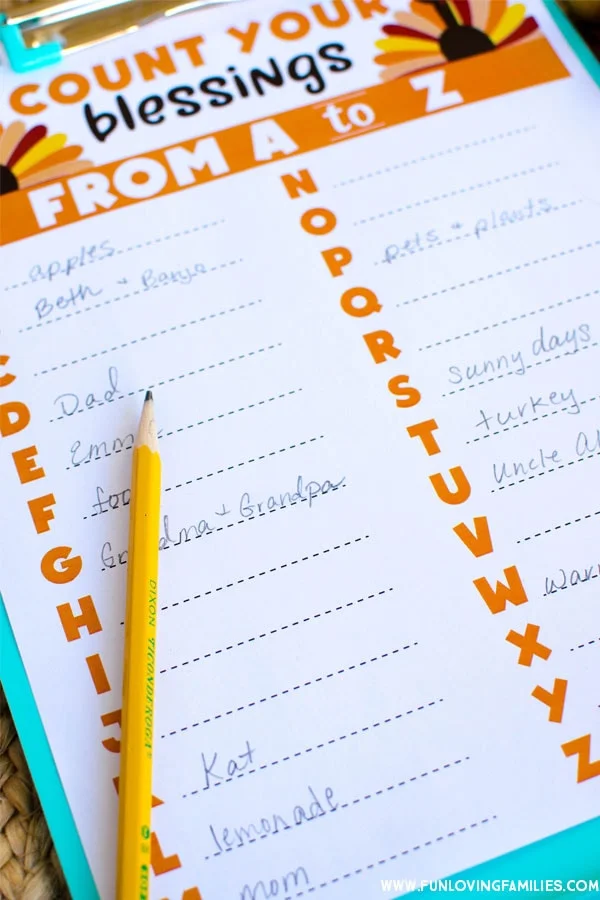 Free printable gratitude activity for Thanksgiving. Great activity for kids or the whole family! #thanksgivingkidsactivity #thanksgivingprintable #gratitudegame #gratitudeactivity #countyourblessings #freeprintable #thanksgivingprintables