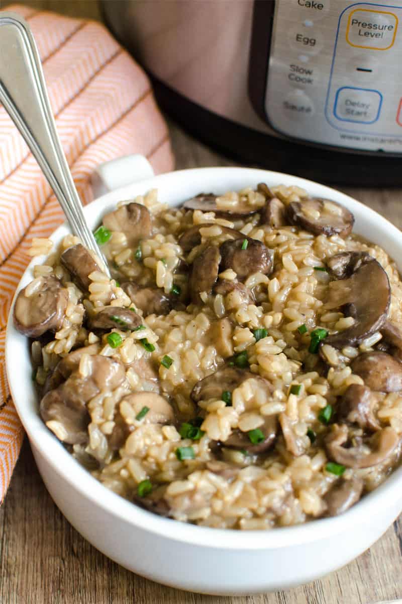 Instant pot brown rice recipe that's healthy and easy to make. #instantpot #healthyrecipes #brownrice #instantpotrecipes #easyinstantpotrecipes #healthyinstantpotrecipes 