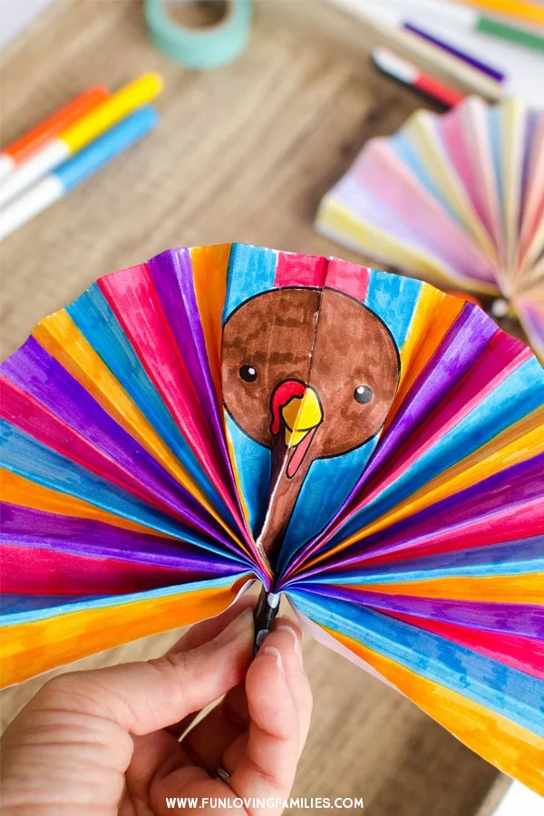 Easy turkey craft for kids: Make these corlorful paper turkey fans with the kids. Just print the template, color, and fold! #turkeycraft #thanksgivingcraft #thanksgivingkidscraft #easythanksgivingcraft #thanksgivingkidscrafts #papercraft #printablecraft #funlovingfamilies