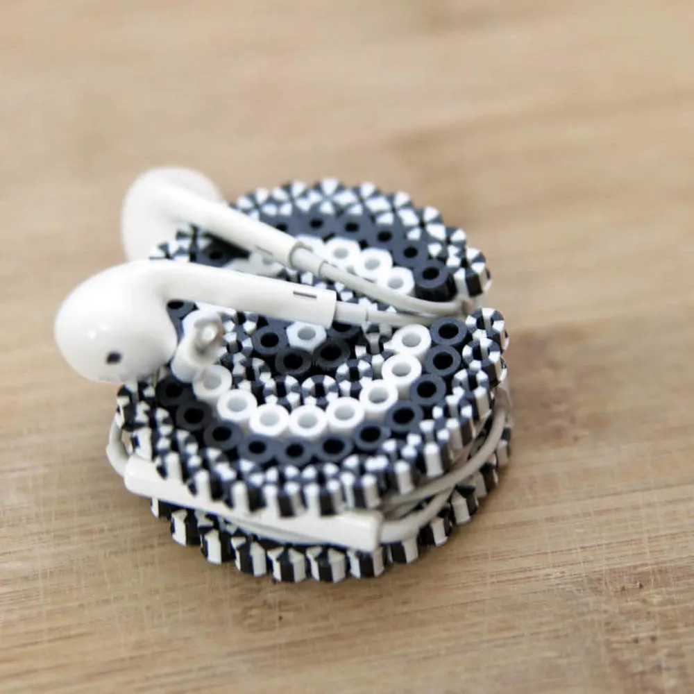 black and white bead design ear bud holder