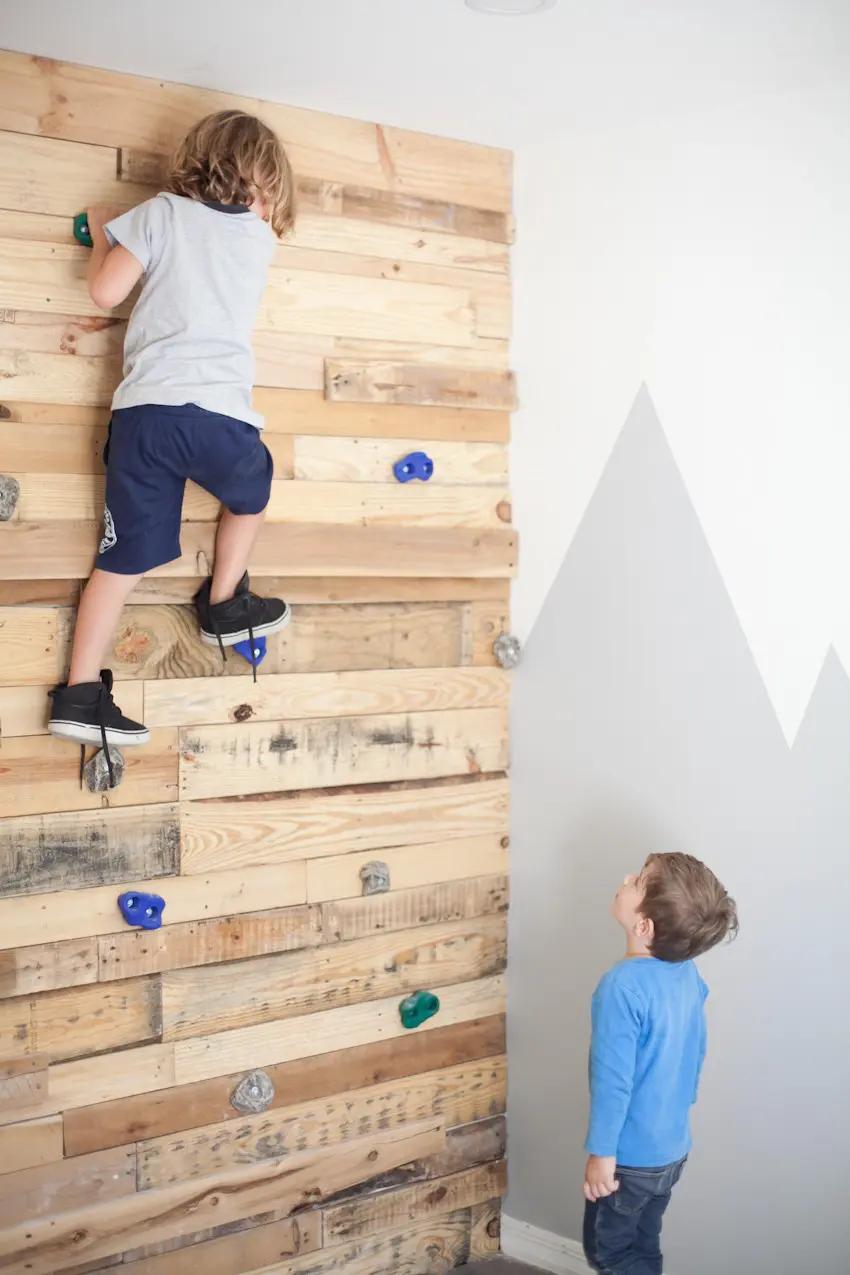 DIY Pallet Climbing Wall