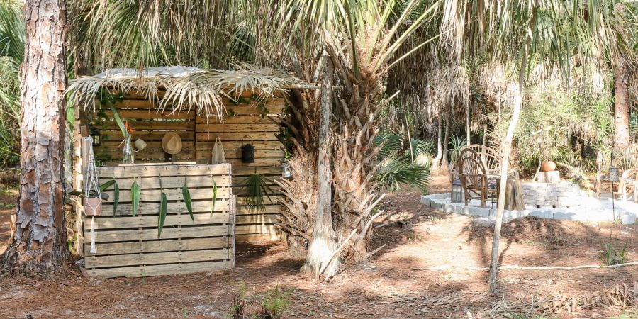 DIY Rustic Pallet Playhouse